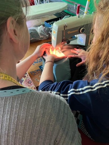 Workshop: Repair Station bei Kleidertausch