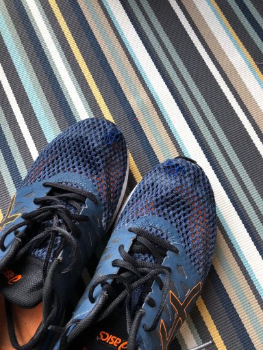 Löcher in den Schuhen? Hier wurde das Gestrick repariert.