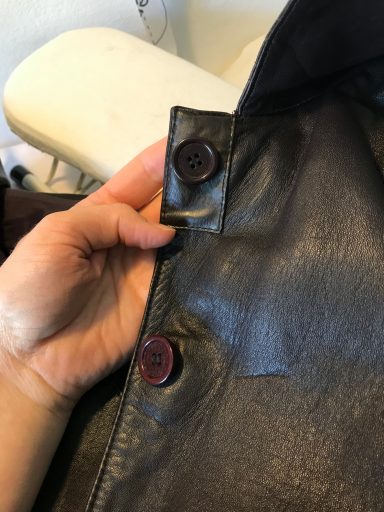 Reparatur: neuer Knopf an Lederjacke