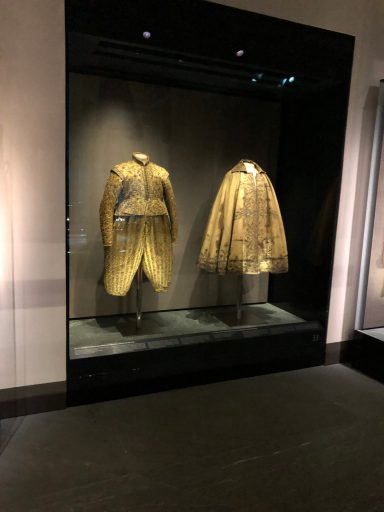 Ausstellung in Rüstkammer (SKD): Wams, Hose und Mantel in kanariengelb